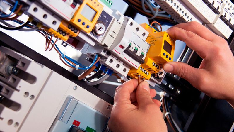 Energieintensive Betrieb sind auf einen möglichst günstigen Strompreis angewiesen, um wirtschaftlich produzieren zu können. (Bild:  frei lizenziert /  Pixabay)