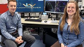 Gemeinsam mit ihrem Forschungsteam wollen Dr. Henning Ortkraß und Janina Niemeyer das Lightweaver-Mikroskop auf den Markt bringen. (Bild: Jana Haver)