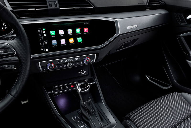In der Mitte prangt ein großer Touchscreen-Bildschirm für die Bedienung unterschiedlicher Einrichtungen vom Radio über das Telefon bis zur Navigation. (Audi)