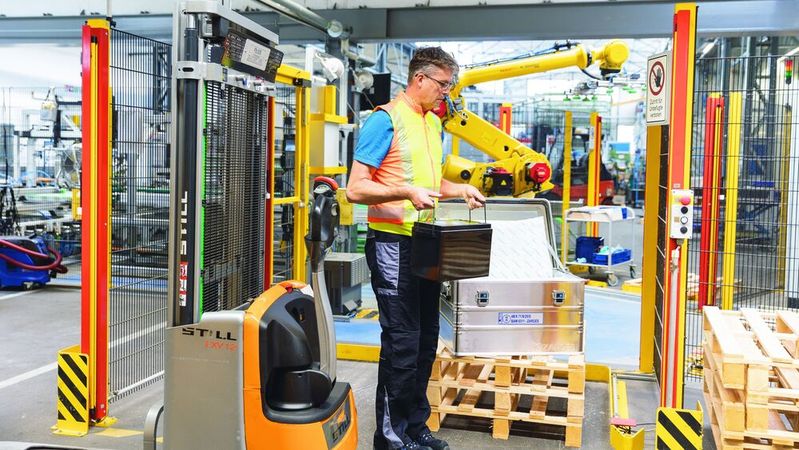 Der neue Zarges Akku Safe Universal XL ermöglicht sicheren Gefahrguttransport von großen Lithium-Ionen-Akkus.(Bild:  Zarges)