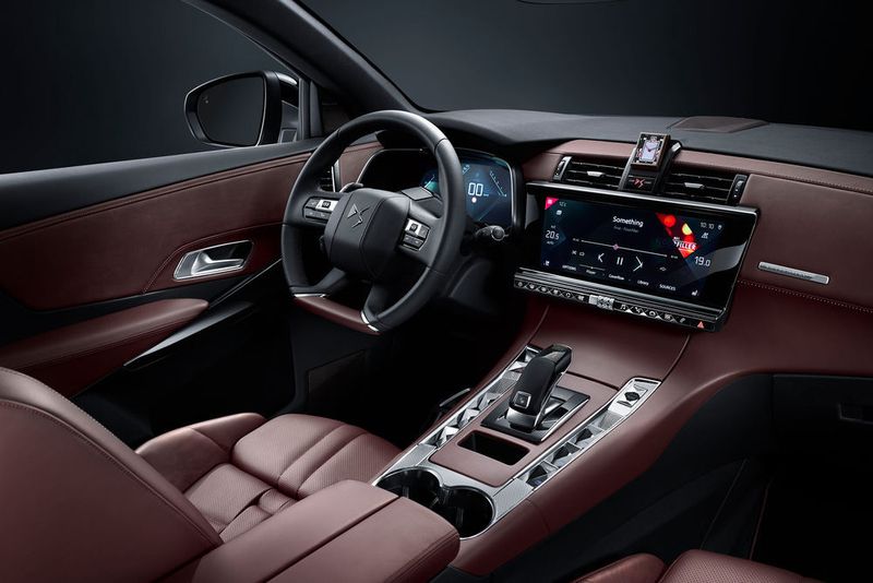 Oberhalb des 12 Zoll großen Zentraldisplays für Navi und Infotainment integriert DS eine analoge „R180“-Uhr von B.R.M Chronographs. Diese befindet sich bei ausgeschaltetem Fahrzeug in einem Schutzcover und dreht sich erst bei eingeschalteter Zündung in die richtige Position.  (DS Automobiles)