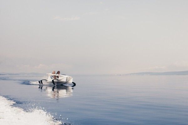 Das umweltfreundliche Fahrzeug kann auch auf Gewässern und Wasserläufen betrieben werden, wo herkömmliche Motorboote nicht erlaubt sind. (Quadrofoil)