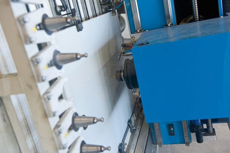 Die Stärke von Elcase ist massgeschneiderte Bearbeitung von Schaltschränken und Elektrogehäusen nach kundenspezifischen Wünschen. (Bild: Elcase)