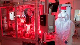 Niedersachsen, Salzgitter: Mitarbeiter von Volkswagen stehen in einem Reinraum zur Produktion von Batteriezellen im VW-Werk Salzgitter. Europas größter Autokonzern Volkswagen baut in den kommenden Jahren mit Partnern ein Netz eigener Batteriezellfabriken auf. (Bild: dpa-Bildfunk)