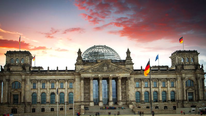 Am 18. November 2025 kommen in Berlin Politiker sowie IT-Experten zusammen, um über Europas digitale Abhängigkeit von den USA zu diskutieren.(Bild:  Aliaksei - stock.adobe.com)