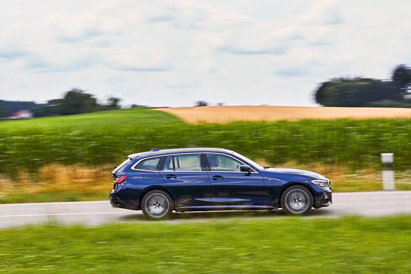 Der rund 1,7 Tonnen schwere Kombi schnurrt in 5,8 Sekunden auf Tempo 100. (BMW)