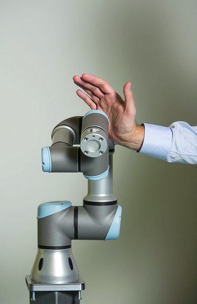 Der neue Leichtbauarm UR3 verfügt über einen Kraftregler, der bei Kontakt mit dem Menschen die Kraft begrenzt. (Bild: Universal Robots)