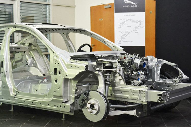 Jaguar setzt beim XE auf Leichtbau. Die Karosserie besteht zu 75 Prozent aus Aluminium. (Foto: Michel)
