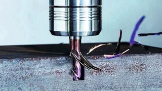 Bild 1: Hier fliegen schön die Späne beim Fräsen eines Werkstücks. Doch das übt auf Fräser und Maschinen Kräfte aus, die irgendwann zum Verschleiß führen. Durch Methoden der KI und des Föderierten Lernens wollen Forscher dafür nun smarte Prognosemöglichkeiten entwickeln ... (Bild: C. Baussen)