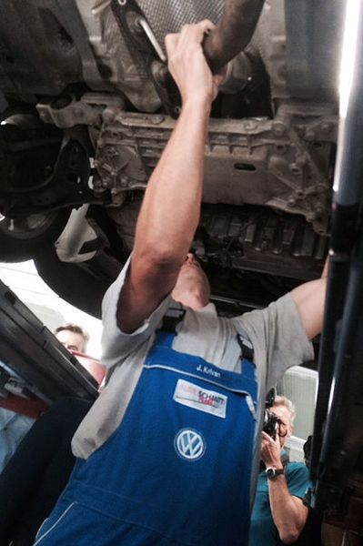 Mit diesem System wurde ein Euro-5-Dieselfahrzeug vom Typ VW Passat B5 nachgerüstet, das nun unter realen Bedingungen niedrigere Stickoxid-Emissionen als ein Euro 6-Fahrzeug erreicht.  (Bild: Baeuchle / »kfz-betrieb«)