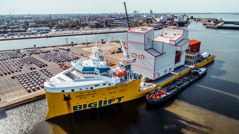 Die ersten Anlagen für ein Hafenumschlagsystem in Kanada wurden komplett vormontiert aus Bremerhaven, Deutschland, nach Baffin Island verschifft.  (Thyssenkrupp)
