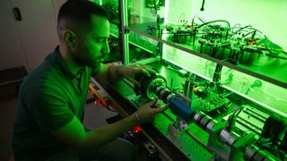 Um die Temperaturverteilung im Elektromotor in Echtzeit mit KI-Methoden schätzen zu können, sammelte Doktorand Saeed Farzami aus dem Team von Professor Matthias Nienhaus an einem selbstentwickelten Teststand Massen von Daten. (Bild: Oliver Dietze)