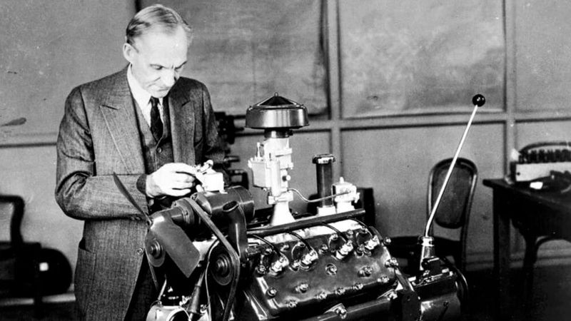 Die Geschichte von Henry Ford beginnt am 30. Juli 1863 in Springwells Township, Wayne County/Michigan. Als er gerade einmal sprechen konnte, interessierte er sich bereits für mechanische Prozesse. Mit 12 Jahren fing er an, in einer Maschinenwerkstatt zu arbeiten, baute mit 15 seine erste Dampfmaschine und fing im Alter von 16 Jahren eine Lehre zum Maschinisten an.  (Bild: Ford)