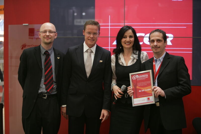 Die Auszeichnung für den Lenovo-e-Shop des Jahres ging an de-Bit, vertreten durch Geschäftsführer Steffen Deusinger (r.), der im Beisein von Lenovo-Unternehmenssprecher Stefan Pieper geehrt wurde. (Archiv: Vogel Business Media)