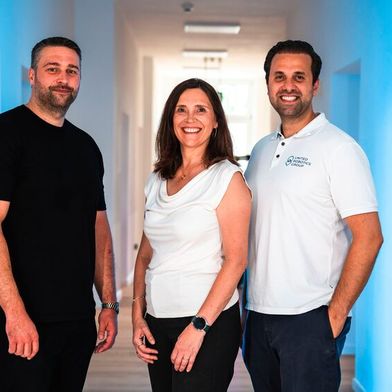 Jürgen Kutschinski, CTO (v. l. ), Kerstin Wagner, Co-CEO und COO sowie CEO und Gründer Wassim Saeidi. (Bild: © United Robotics Group)