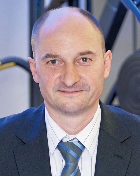 „Mit dem Aufbau der Magnesiumprozesskette ,Fertigung vom Coil´ konnten wir nun weltweit erstmalig einen Pressprozess umsetzen, der eine Teileausbringung mit bis zu 10 Hüben pro Minute doppeltfallend erlaubt“, konstatiert Dr. Jens Ullrich, Leiter Entwicklung der Karosseriewerke Dresden GmbH (KWD). (Bild: KWD)