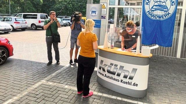 Eine Kundin des Autohauses bei der Aufnahme ihrer Daten. (Bild: Autohaus Kühl)