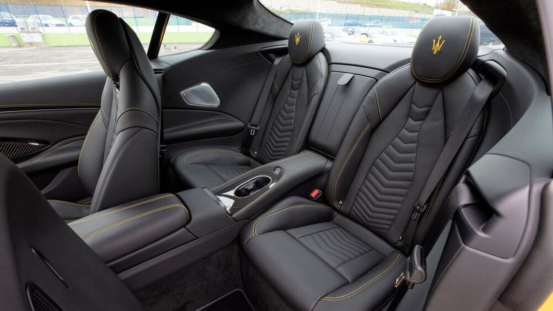 Auch hinten können zwei Personen mitreisen. Viel Platz gibt es hier allerdings nicht. (Bild: Maserati)
