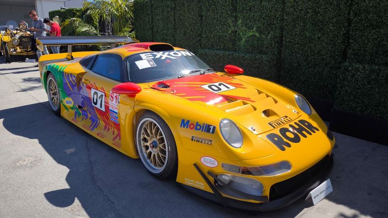 Der umsatzstärkste Porsche auf Platz 5 ist ein 911 GT1 (Rennversion) mit 6,38 Millionen Euro. Dieser Typ wurde zur Teilnahme in der GT1-Klasse beim 24-Stunden-Rennen von Le Mans konstruiert. Im Gegensatz zu seinen Schwestermodellen 911 GT2 und 911 GT3 wurde der GT1 aber nicht auf Basis eines Serienfahrzeuges zum straßentauglichen Rennwagen weiterentwickelt, sondern lediglich in limitierter Auflage als Homologationsmodell für den Straßeneinsatz gebaut.  (Bild: classic analytics)