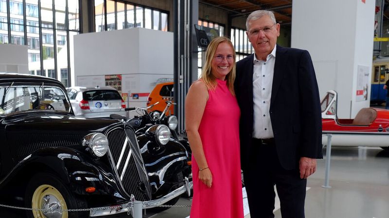 Silvia Rogler, stellvertretende Geschäftsführerin, mit Obermeister Johann Bader von der Innung München und Oberbayern. (Bild: Zietz – »kfz-betrieb«)