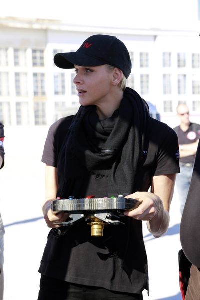 Fürstin Charlène von Monaco mit dem Lenkrad des VBB-3 (Bild: Venturi Automobiles)