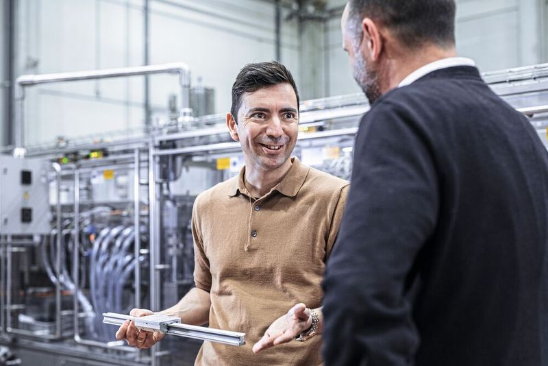 Franke-Ansprechpartner Ignacio Garcia weiß: die leichten Linearführungen ermöglichen eine hohe Bewegungsdynamik. (Bild: Franke GmbH)