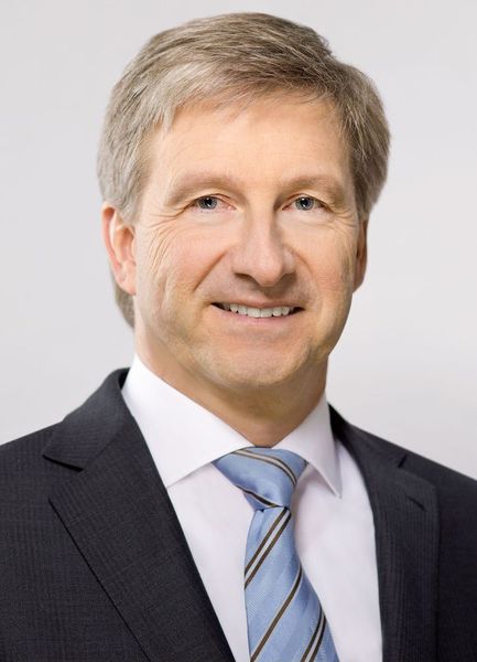 Prof. Dr.-Ing. Axel Stepken, Vorsitzender des Vorstandes der TÜV SÜD AG, ist stolz auf die Geschichte des Unternehmens. „Erst Sicherheit lässt aus Innovationen Fortschritt werden“, erläutert er. (Bild: Tüv Süd)