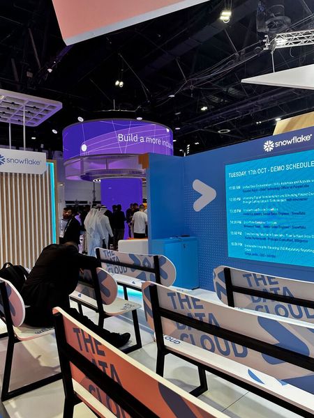 Deutsche Touris reservieren Plätze am Pool, auf der Gitex warten Leute auf die nächste Keynote von Snowflake. (Bild: Vogel IT-Medien )