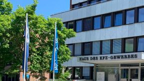 Unter dem gemeinsamen Dach des Hauses des Kfz-Gewerbes in Bonn führten bis Ende 2025 die beiden Bundesverbände des Kfz-Gewerbes ZDK und ZVK (nun BIV) eine gemeinsame Geschäftsstelle. Mit der Trennung brach der Streit aus, der nun auch ein Gericht beschäftigt.  (Bild: Doris S. Pfaff)