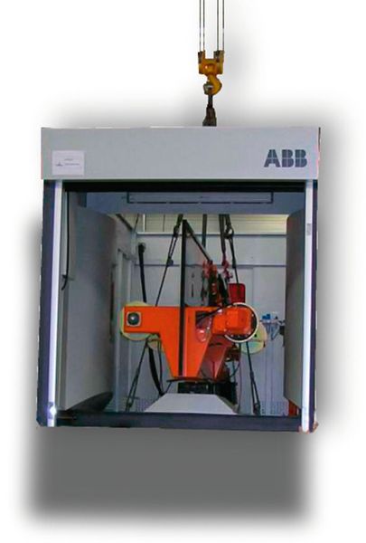 Ein Kran kann eine komplette Zelle heben und auf ein Transportfahrzeug setzen, was eine Lieferung per Lkw zum Kunden ermöglicht. (Bild: ABB)