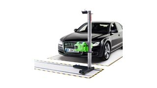 Werkstätten sollten zeitnah die Abnahme eines Scheinwerferprüf- und Einstellplatzes sowie eines  Bremsenprüfstands beauftragen. (Bosch)