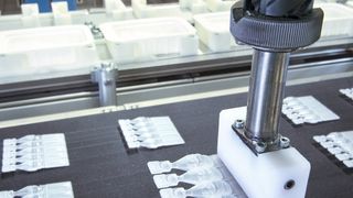 Blick in eine Anlage zur Verpackung von Augentropfen (Bild: Schubert)