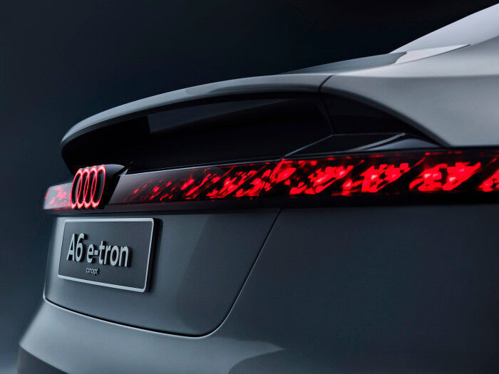 OLED-Technik: Die dreidimensionale OLED-Heckleuchte soll dafür sorgen, dass nachfolgende Fahrzeuge den notwendigen Abstand wahren. (Audi)