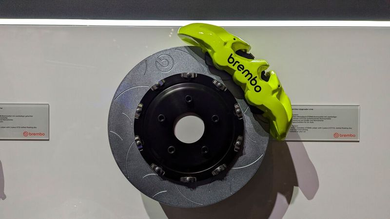 Brembo Upgrade ist die exklusive Nachrüstlinie von Brembo. Das Programm umfasst Bremssättel, Beläge, Scheiben, Halterungen, Schläuche und Zubehör und soll sowohl im Alltag als auch auf der Rennstrecke die nötige Bremsleistung bieten. (Bild: Rosenow – VCG)