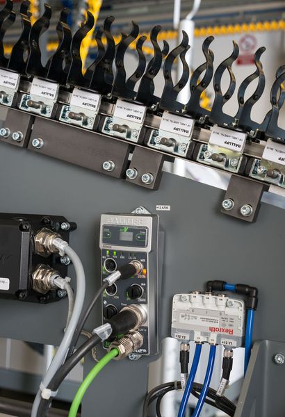 Der RFID-Controller BIS V von Balluff bietet in Kombination mit den Leseköpfen und Tags die erforderliche hohe Lese-Geschwindigkeit.
 (Ferag)