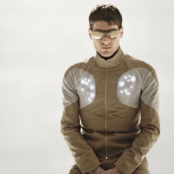 In die Fahrradjacke integrierte LEDs erhöhen die Sichtbarkeit des Fahrers. (Bild: Utope)