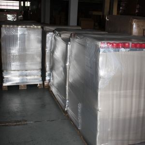 Kerzen, so weit das Auge reicht: Das Weihnachtsgeschäft des Aschaffenburger Unternehmens läuft bereits auf Hochtouren.