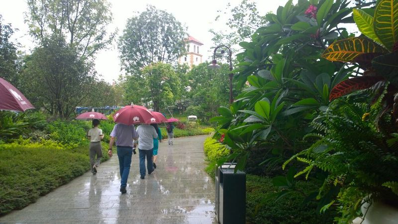 Zwischen den Gebäuden im europäischen Stil liegen ausgedehnte Parkanlagen. (Vogel IT-Medien)