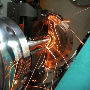 Bild 1: Präzisionshartwirbeln von Kugelgewindetrieben mit CBN-Werkzeugen. (Blid: Blis)