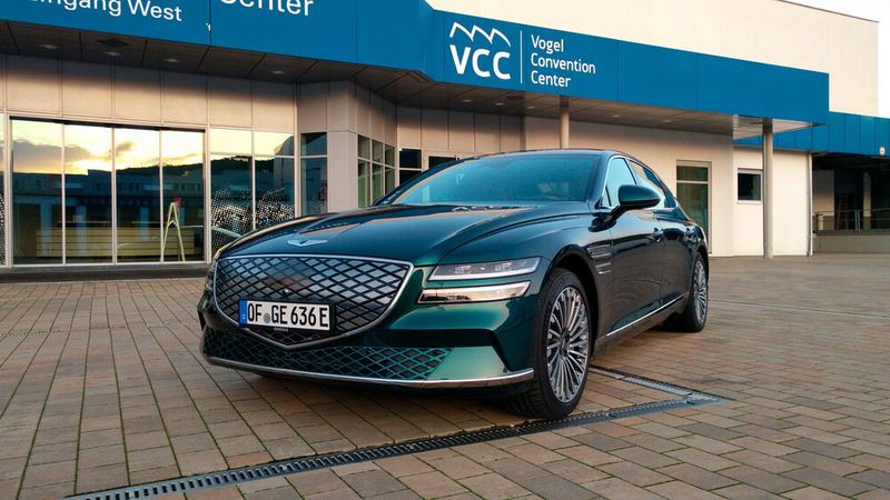 Fazit: Der Genesis G80 Electrified ist ein gelungenes Auto. Obwohl das Modell recht schwer ist, fährt es sich agil und das Gewicht drückt nicht zu stark auf die Reichweite. Die Anmutung des Innenraums, Bedienung und Fahrkomfort sind auf sehr hohem Niveau. Für 69.200 Euro gibt es das Basismodell; unser Testwagen kam mit Technik-, Komfort-, und Sitzpaket, V2L-Technik und der Sonderfarbe „Matira Blue“ auf rund 81.000 Euro. (Bild: Thomas Günnel/Automobil Industrie)