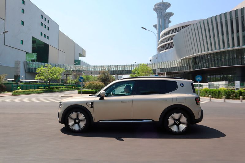 Auf einer Skateboard-Plattform mit 2,90 Metern Radstand aufgebaut, bietet er in der ersten Reihe erstklassigen Sitzkomfort. (SP-X/Benjamin Bessinger)