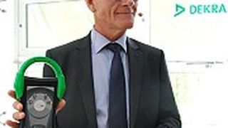 So sieht er aus: Dekra-Technikchef Hans-Jürgen Mäurer zeigt den HU-Adapter. (Foto: Rosenow)