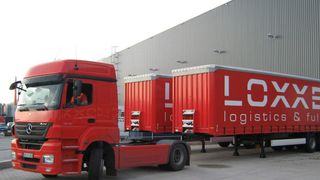 Durch ein neues automatisches Kupplungssystem müssen die Fahrer weder beim Abholen der geladenen Sattelauflieger noch beim Abstellen der Anhänger die Stützfüße der Anhänger herunterkurbeln oder sichern. Bild: Loxxess (Archiv: Vogel Business Media)