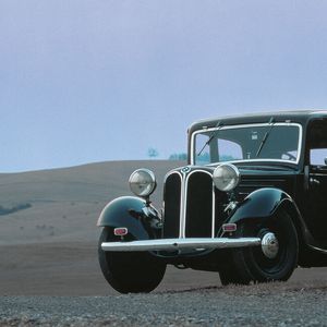 1933 verpasst BMW dem 303 einen neu konstruierten Sechszylinder. Zudem zeigt das Modell erstmals den BMW-typischen Doppelnieren-Kühlergrill.