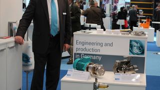 Guter Andrang bei Edur: Exportleiter Hans-Joachim Thiele präsentiert am Stand unter anderem die neue Pumpe NUBXS 700. (Bild: Itasse)