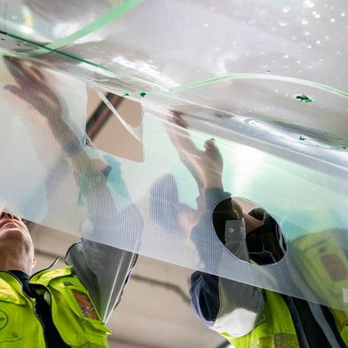 Here, two experts from Lufthansa Technik are applying the “AeroSHARK” coating to an aircraft. Until now, Boeing has been using this coating, which mimics the skin structure of sharks. Now Airbus also wants to use it to make its aircraft more fuel-efficient. (Image:Lufthansa Technik)
