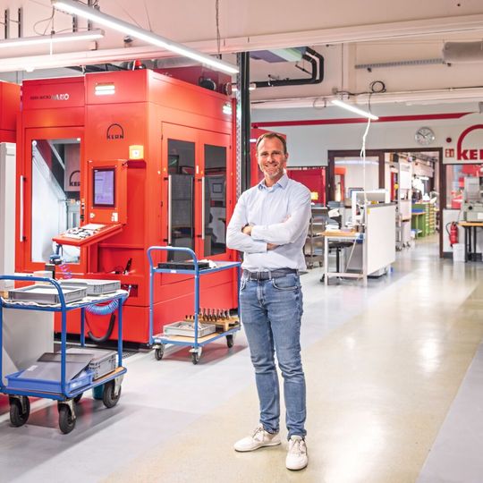 Alexander Stauder, Werkleiter der Kern-Auftragsfertigung, fühlt sich auch bei der Grossserienfertigung mit bis zu 2 µm in allen genannten Lagetoleranzen absolut wohl: «Wir fertigen unsere Bauteile in der Regel reproduzierbar noch genauer.»(Bild:  Kern Microtechnik)