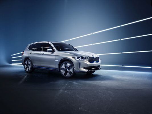 Der BMW Concept iX3: angetrieben von einem 200-kW-E-Motor und dank 70-kWh-Akku mit einer Reichweite von 400 km. (BMW)