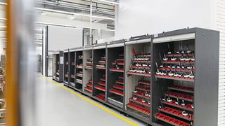In diesen Schränken lagert ein Bruchteil der tausenden Werkzeugexemplare für den schnellen Zugriff. (Bild: Turck)