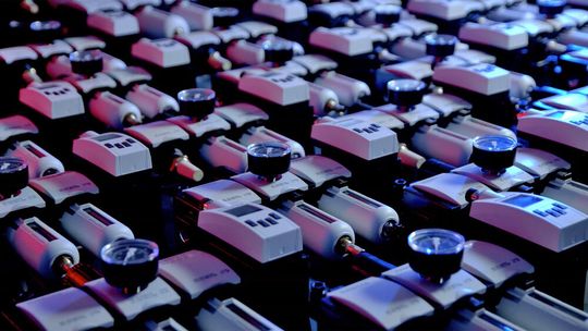 Das Kernstück des Konzepts von Colgate für die Druckluftüberwachung bildet der intelligente Durchflusssensor Aventics AF2 von Emerson.(Bild:  Emerson)